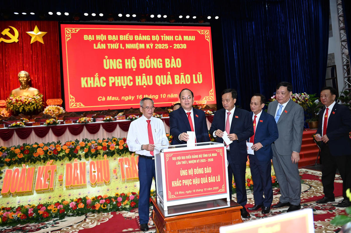 Bí thư Tỉnh ủy Cà Mau Nguyễn Hồ Hải và lãnh đạo tỉnh Cà Mau hỗ trợ đồng bào khắc phục hậu quả bão lũ. Ảnh: Nguyên Du