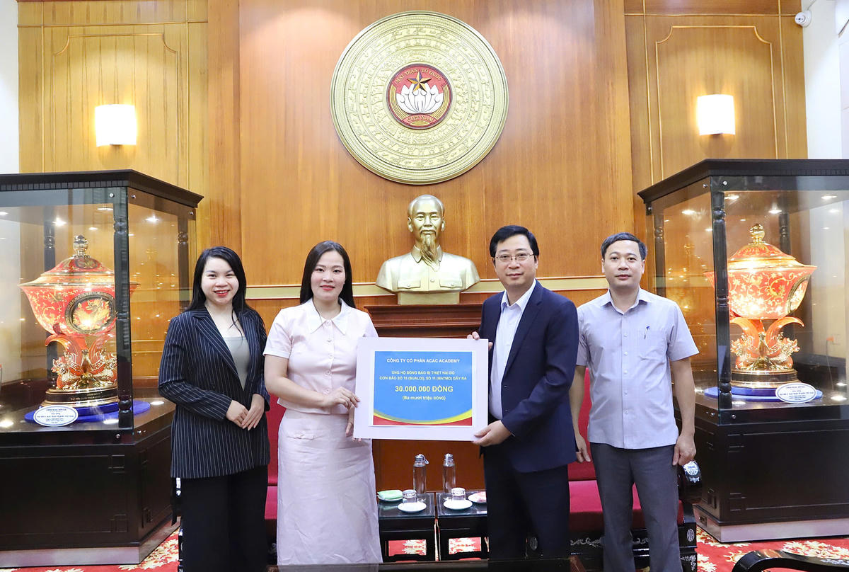 Công ty cổ phần ACAC Academy ủng hộ số tiền 30 triệu đồng. Ảnh: M. Hiển