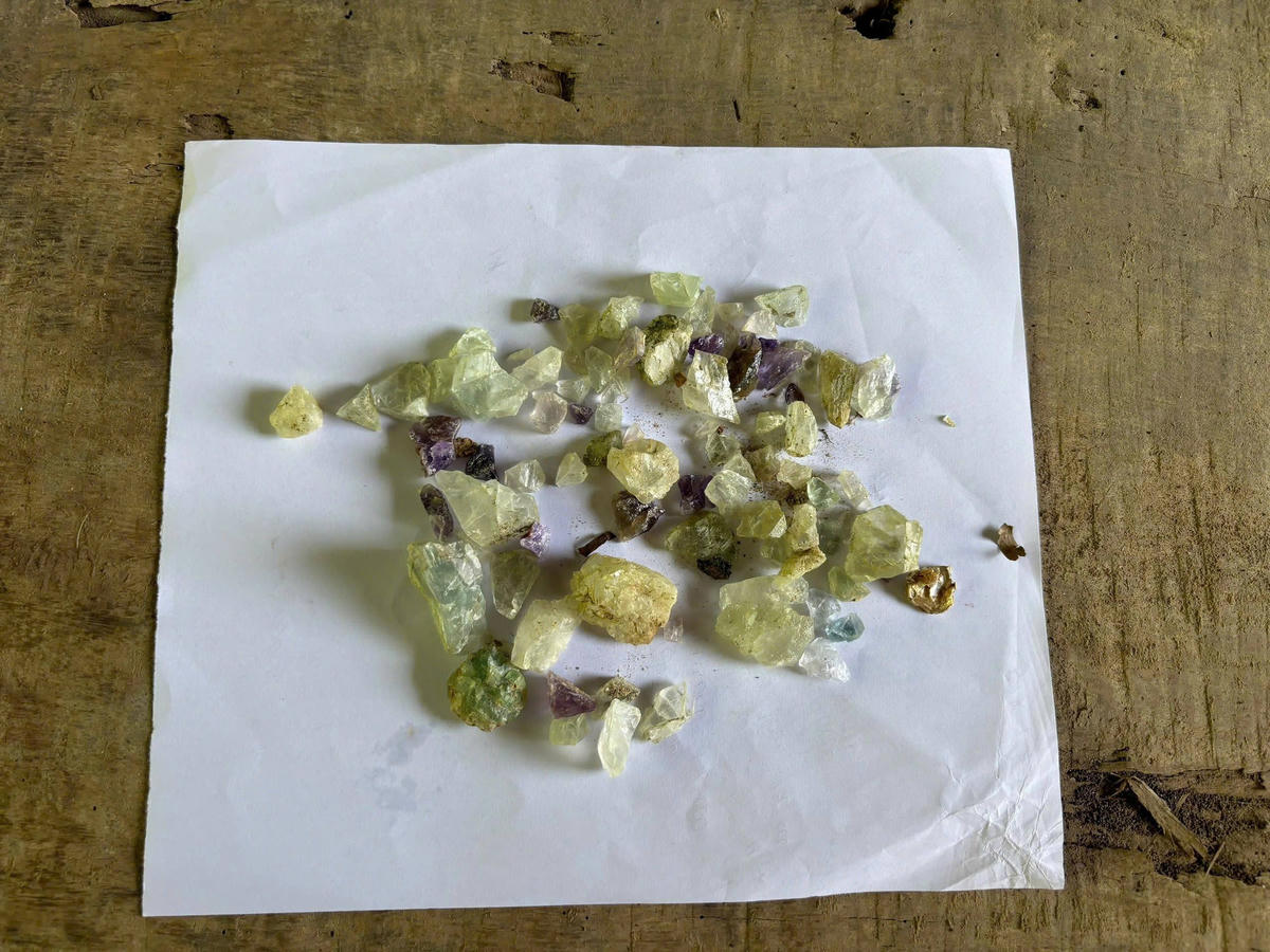 "Ngọc quý" mà các đối tượng giới thiệu thực tế chỉ là đá rẻ tiền, được dàn dựng, thổi phồng giá trị nhằm lừa đảo. Ảnh: CAT Lào Cai.