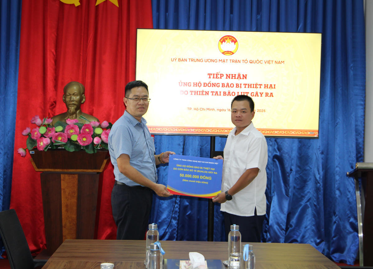 Ông Cao Minh Lợi – Giám đốc Công ty TNHH Công nghệ máy đo khí Riken Viet trao bảng ủng hộ đồng bào cho đại diện Văn phòng Uỷ ban Trung ương Mặt trận Tổ quốc Việt Nam. Ảnh: Q.Định.