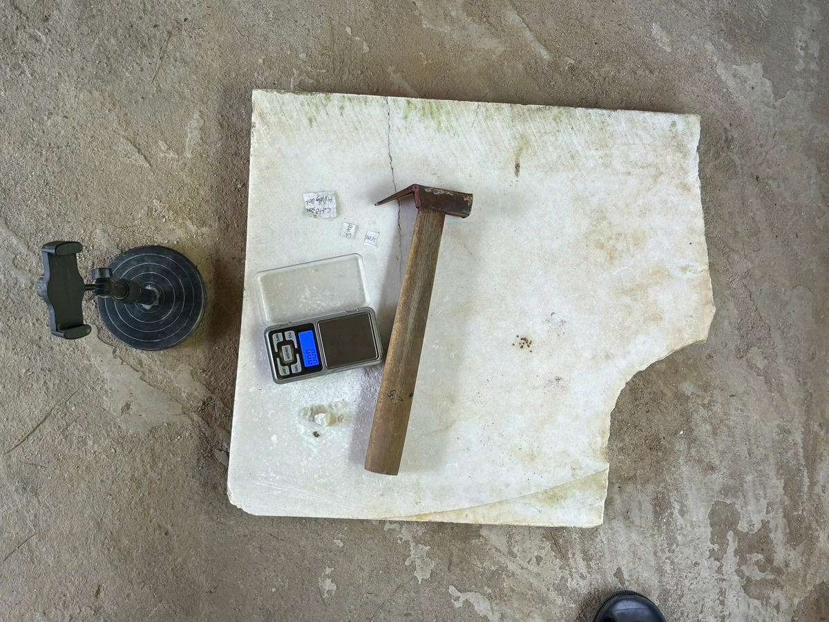 Dụng cụ các đối tượng dùng thực hiện hành vi lừa đảo "đập đá tìm ngọc". Ảnh: CAT Lào Cai.