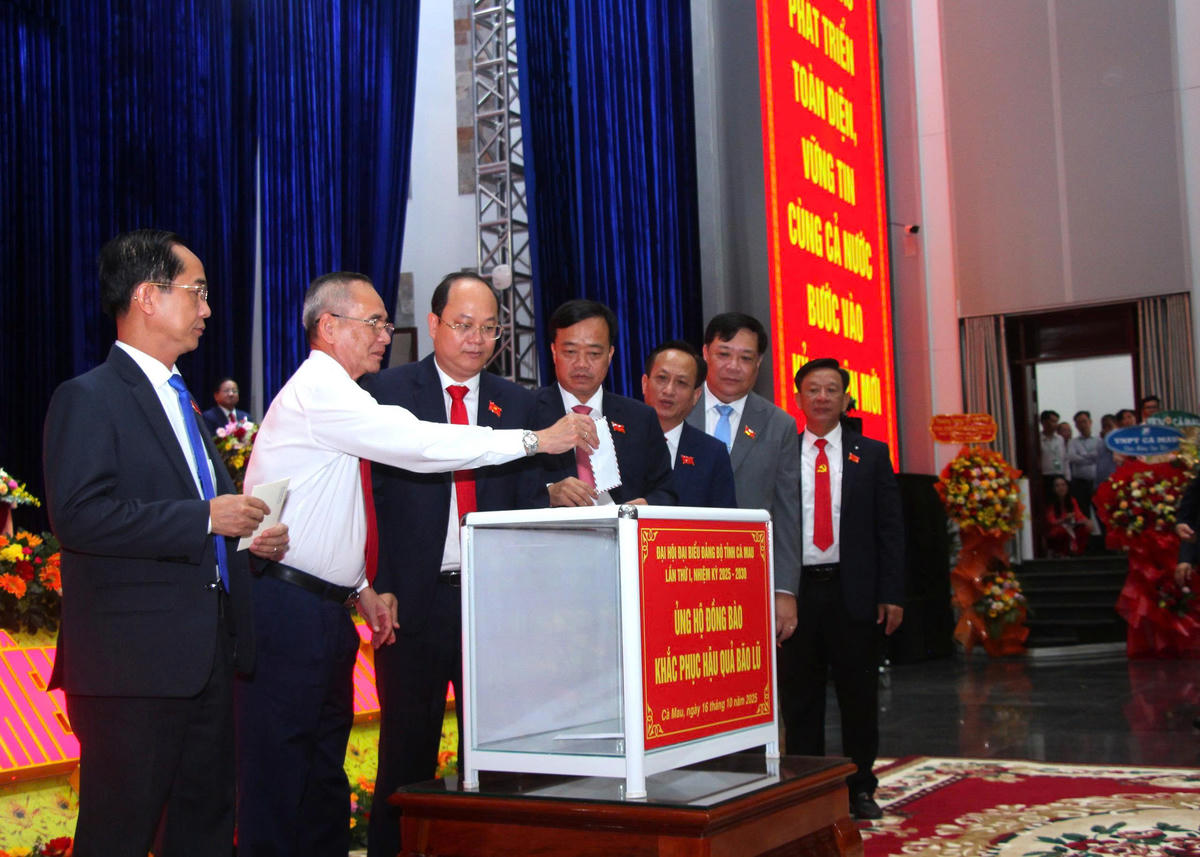 Bí thư Tỉnh ủy Cà Mau Nguyễn Hồ Hải và lãnh đạo tỉnh Cà Mau hỗ trợ đồng bào khắc phục hậu quả bão lũ. Ảnh: BTC