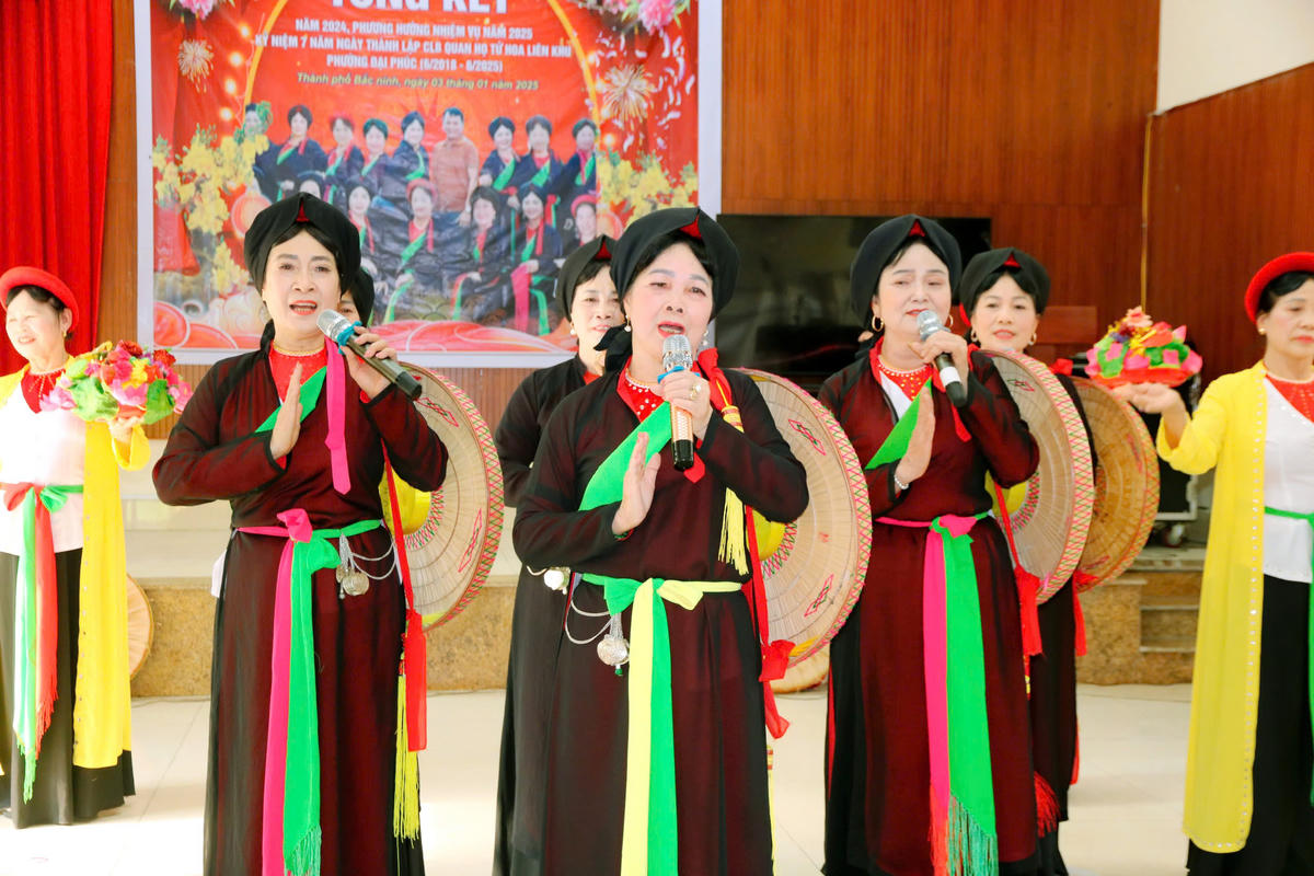 Các nghệ nhân biểu diễn dân ca Quan họ Bắc Ninh 