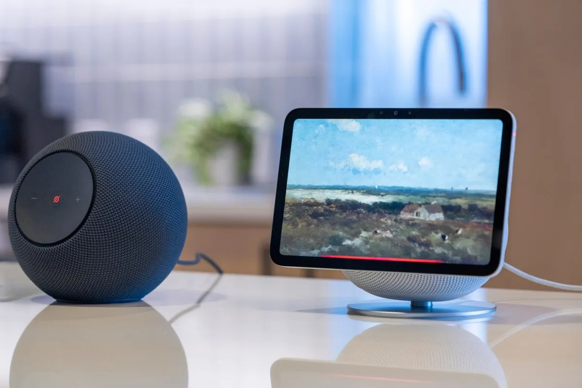 Thiết bị mới của Apple sẽ tương tự Amazon Echo Show 8. Ảnh: Bloomberg
.