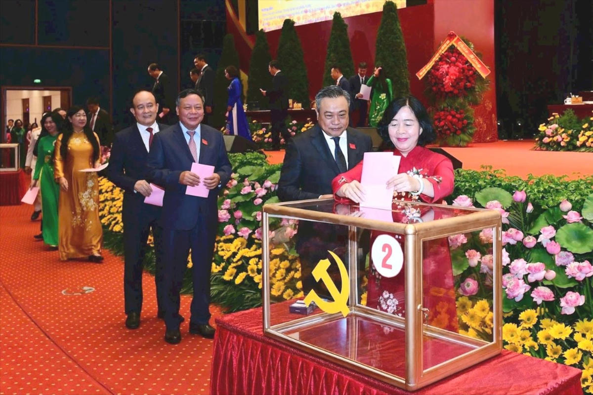 Bà Bùi Thị Minh Hoài cùng các đại biểu tham gia bỏ phiếu bầu vào chiều 16/10