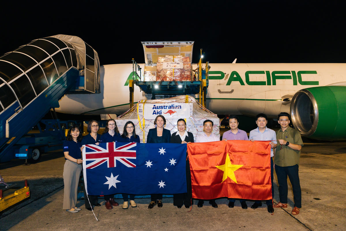 Ông Nguyễn Trường Sơn – Phó Cục trưởng Cục Quản lý đê điều và Phòng, chống thiên tai (Bộ Nông nghiệp và Môi trường) tiếp nhận nhu yếu phẩm và gói hỗ trợ từ Australia. Ảnh: ĐSQ Australia.