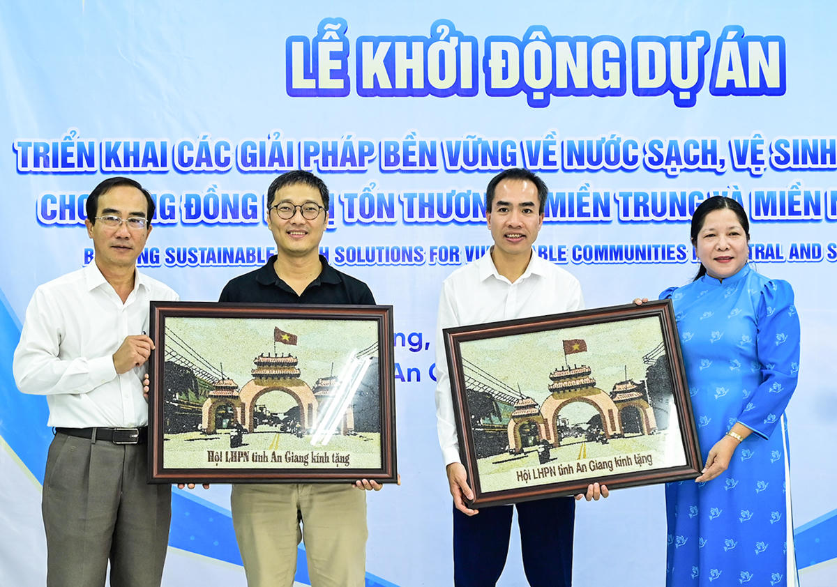 Phó Chủ tịch Hội Liên hiệp Phụ nữ tỉnh An Giang Lê Thị Ngọc Dung tặng quà cảm ơn các đơn vị viện trợ. Ảnh Nguyễn Minh. 