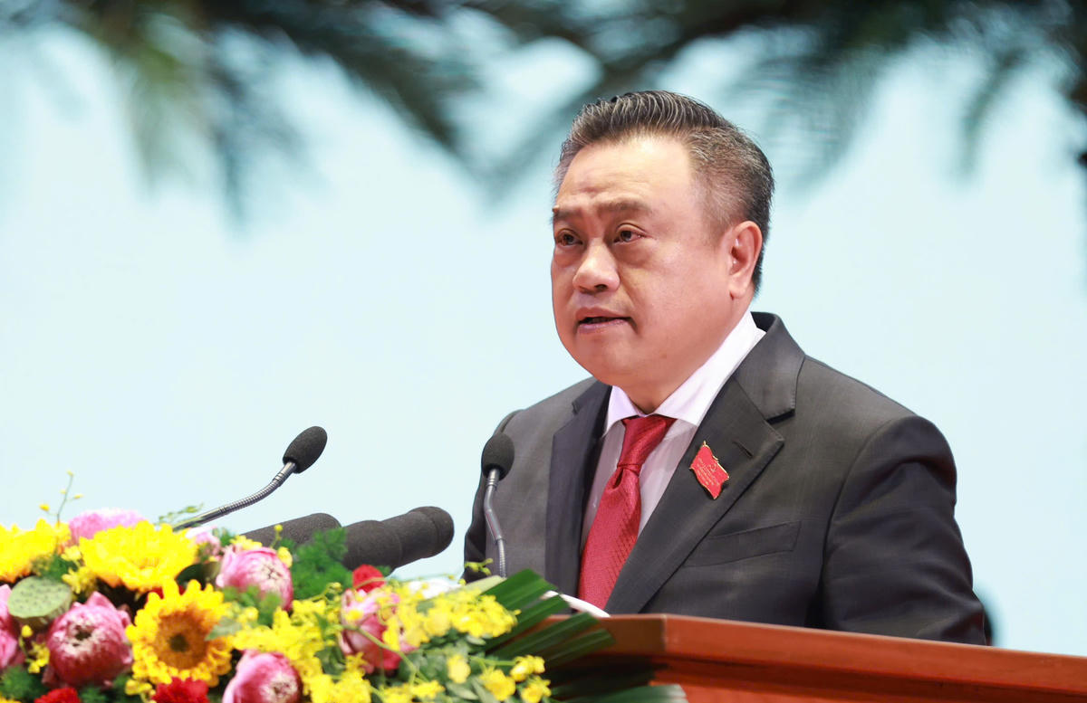 Chủ tịch UBND thành phố Hà Nội Trần Sỹ Thanh trình bày báo cáo tại đại hội.