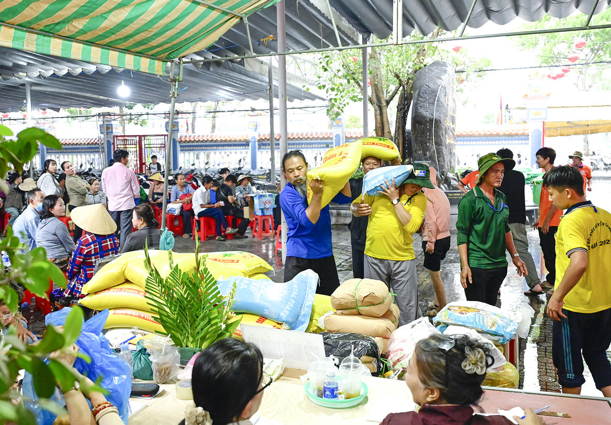 Vật phẩm hỷ cúng liên tiếp từ nhiều nơi về đình Nguyễn Trung Trực. Ảnh Nguyễn Minh.
