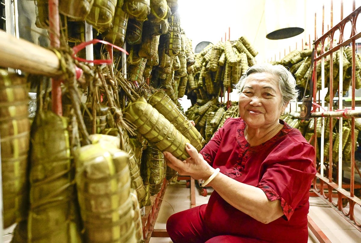 Bánh tét đã sẵn sàng dâng lên cụ Nguyễn và thết đãi cho khách thập phương về dự lễ. Ảnh Nguyễn Minh.