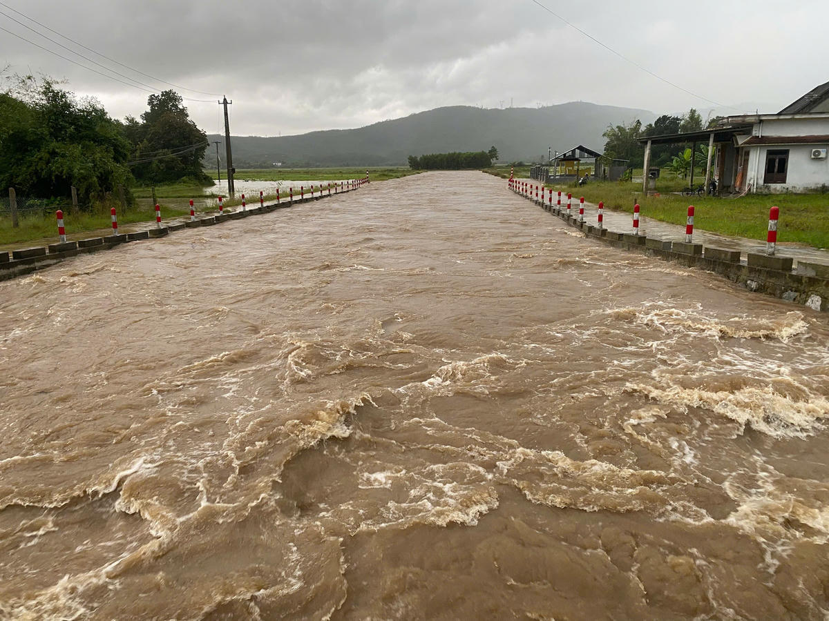 Nhiều tuyến đường bị ngập sâu, khiến việc đi lại gặp nhiều khó khăn. Ảnh: H.D.
