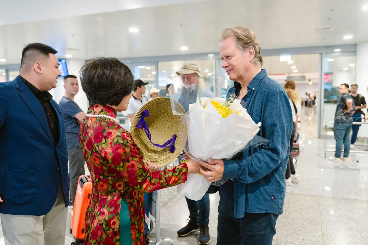 Các nghệ sĩ được tặng nón lá. Ảnh: BTC.