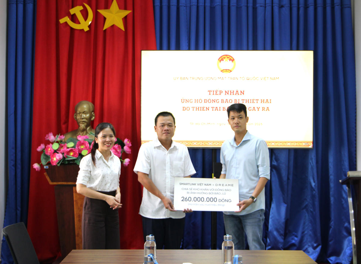 Ông Nguyễn Hải Nam tiếp nhận ủng hộ từ đại diện Công ty TNHH Công nghệ Smart – Link. Ảnh: Q.Định.