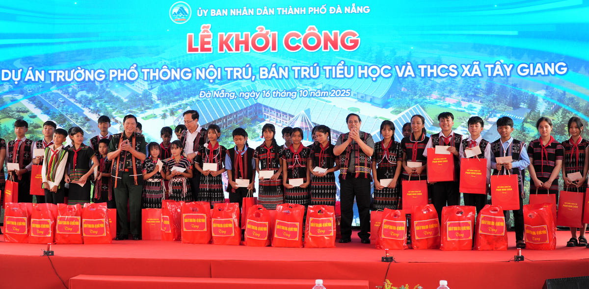 Thủ tướng Phạm Minh Chính tặng quà cho học sinh Trường phổ thông nội trú, bán trú Tiểu học và Trung học cơ sở Trường Tây Giang. Ảnh: Tấn Thành.