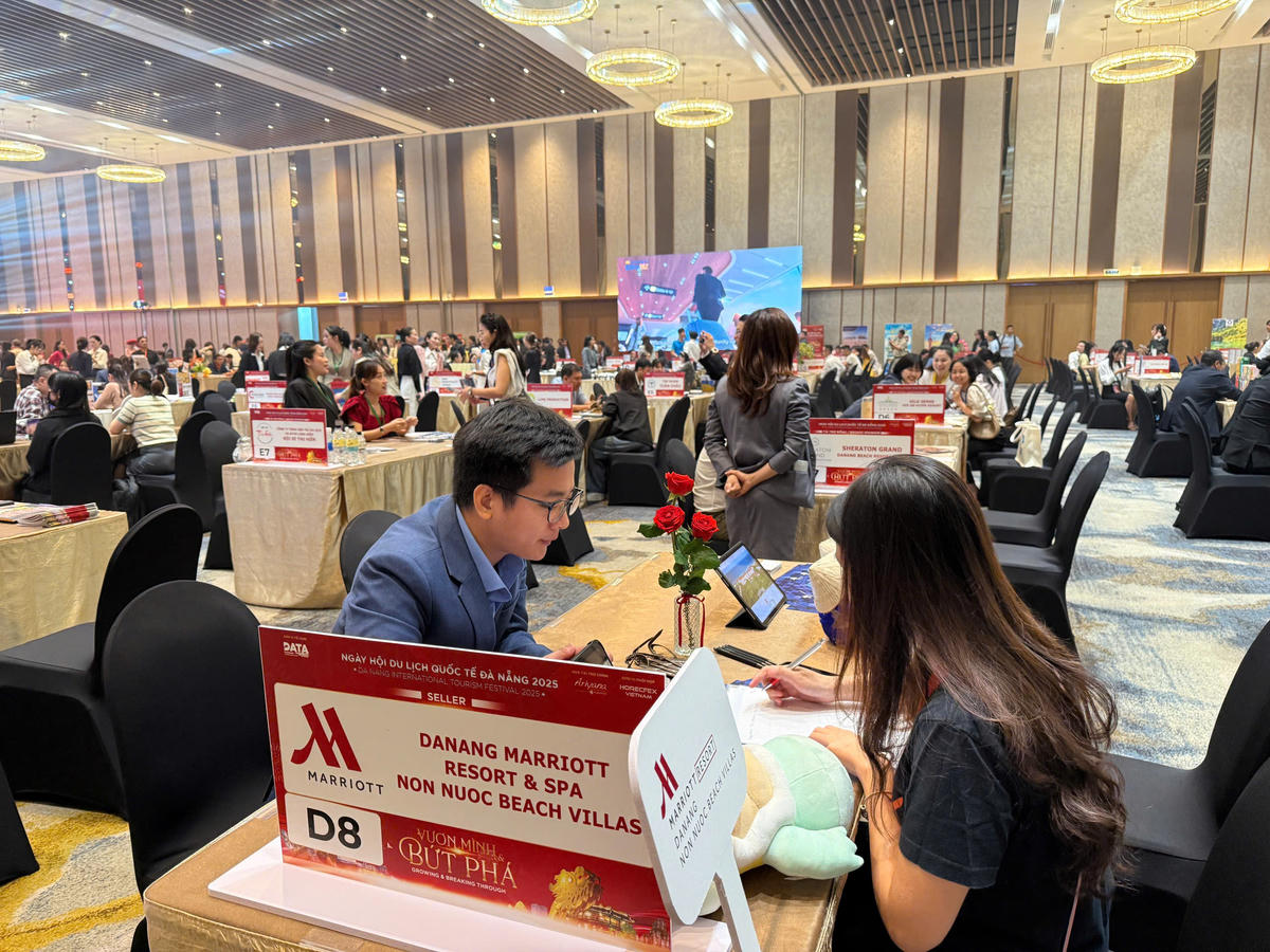 Các đơn vị chia sẻ sự quan tâm về chương trình kích cầu du lịch, tiện ích tăng thêm cho du khách. Ảnh: Nguyễn Tú.