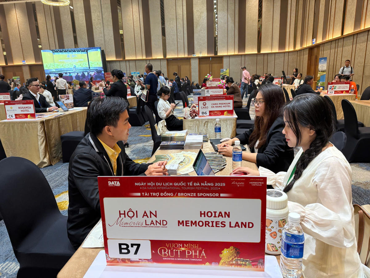 Các cơ sở kinh doanh du lịch trao đổi hợp tác tại ngày hội. Ảnh: Nguyễn Tú.