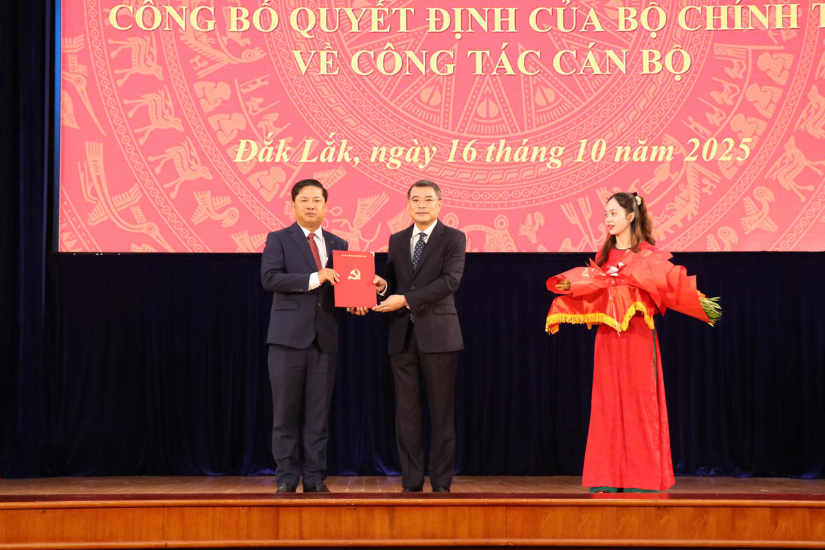 Ông Lê Minh Hưng trao quyết định cho ông Lương Nguyễn Minh Triết tại Đắk Lắk. Ảnh: CTV.