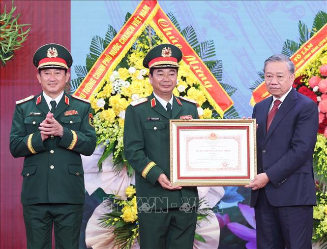 Tổng Bí thư Tô Lâm trao Huân chương Hồ Chí Minh tặng Quân khu 1. Ảnh: Thống Nhất/TTXVN