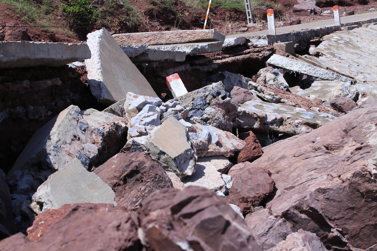 Nhiều khối bê tông bị sóng đánh gãy, nứt toác. Ảnh: ĐB