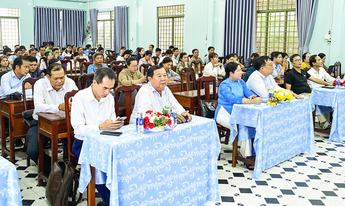 Đại biểu, người dân nghe thuyết minh tổng quan về dự án. Ảnh Nguyễn Minh.