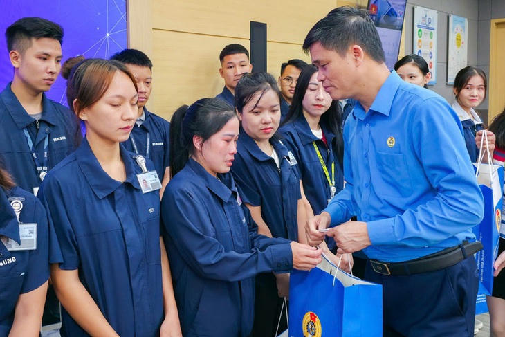 Ông Ngọ Duy Hiểu, Phó chủ tịch Tổng liên đoàn Lao động Việt Nam, tặng quà cho công nhân có hoàn cảnh khó khăn sau bão lũ ở Thái Nguyên.&nbsp;