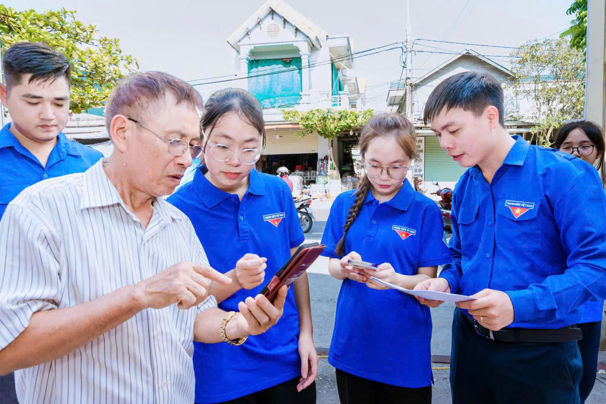 Các tổ công nghệ số cộng đồng của phường Phong Cốc với lực lượng nòng cốt là thanh niên hỗ trợ người dân cài đặt, sử dụng các ứng dụng số. Ảnh: Hữu Phong