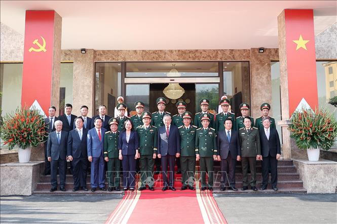 Tổng Bí thư Tô Lâm cùng các đại biểu dự Lễ kỷ niệm 80 năm Ngày truyền thống Lực lượng vũ trang Quân khu 1. Ảnh: Thống Nhất/TTXVN