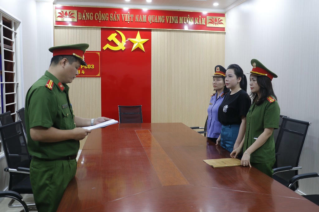 Cơ quan Cảnh sát điều tra Công an tỉnh Nghệ An đọc lệnh khởi tố vụ án, khởi tố bị can và bắt tạm giam đối với Phùng Thị Thu Hiền. Ảnh: Công an tỉnh Nghệ An.