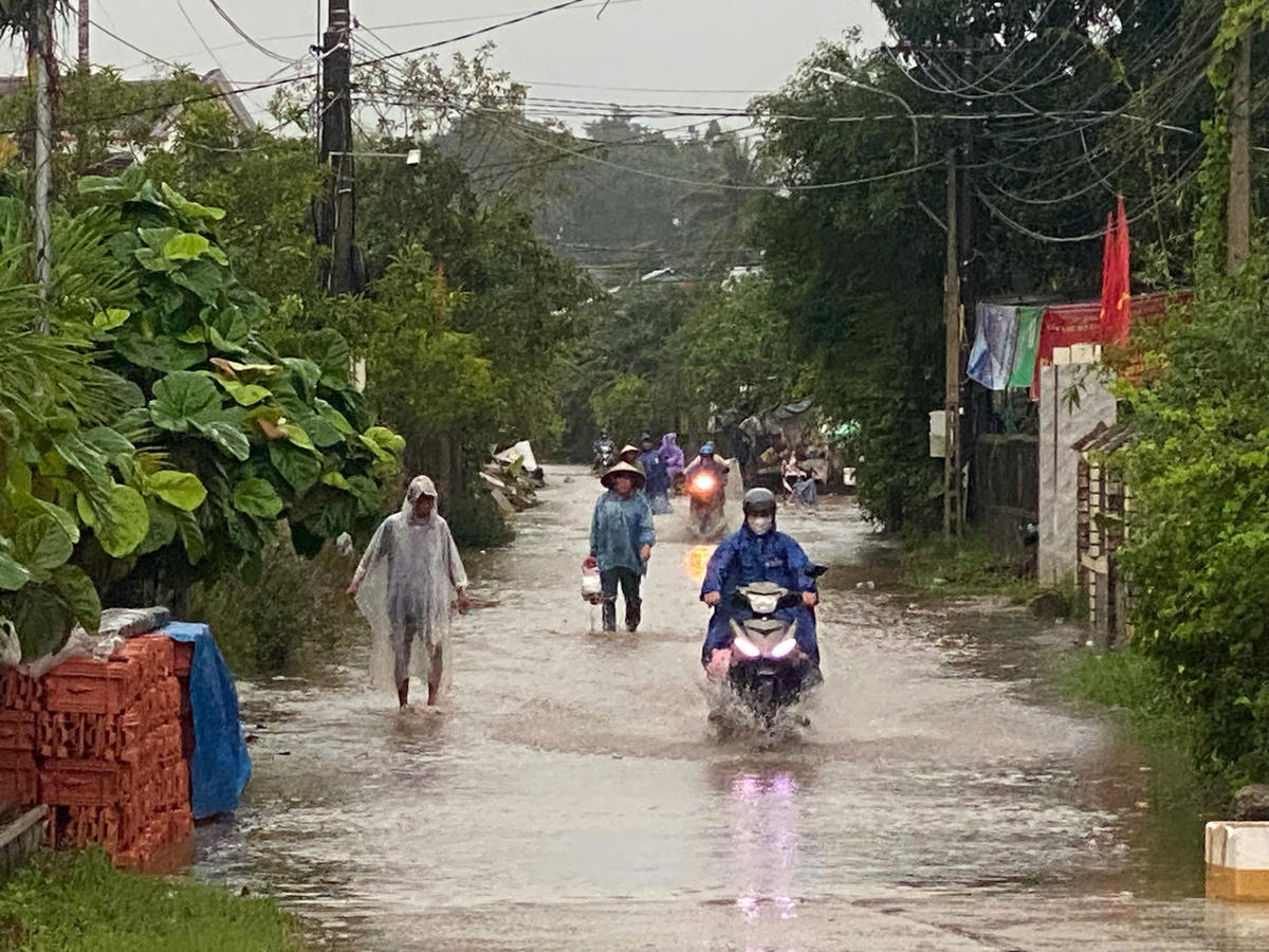 Mưa lớn khiến nhiều tuyến đường xã Phú Lộc bị ngập. Ảnh: H.D.