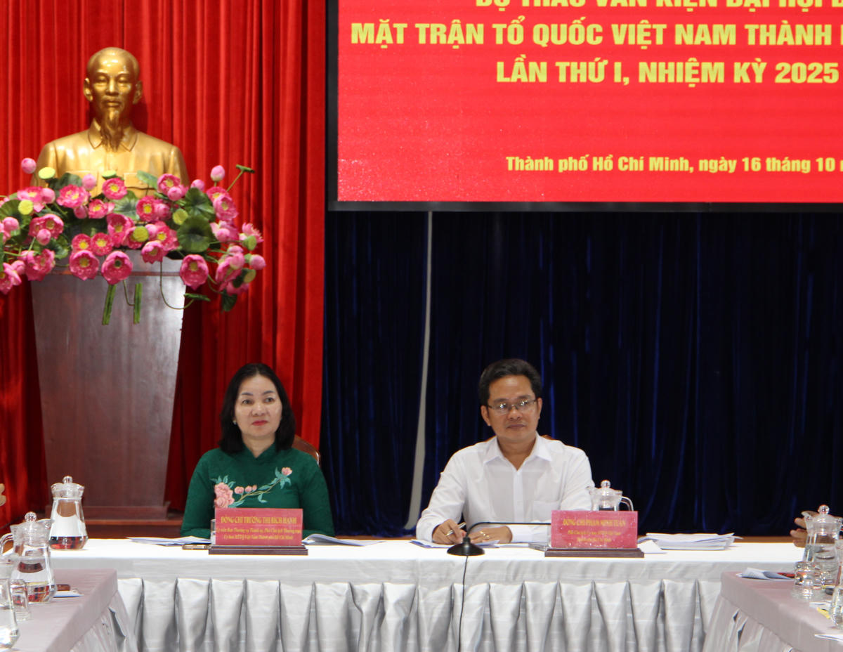 Bà Trương Thị Bích Hạnh và ông Phạm Minh Tuấn – đại diện Ban Thường trực Ủy ban Mặt trận Tổ quốc Việt Nam TP Hồ Chí Minh chủ trì hội nghị. Ảnh: Q.Đ.