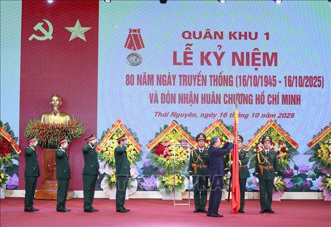 Tổng Bí thư Tô Lâm trao Huân chương Hồ Chí Minh tặng Quân khu 1. Ảnh: Thống Nhất/TTXVN