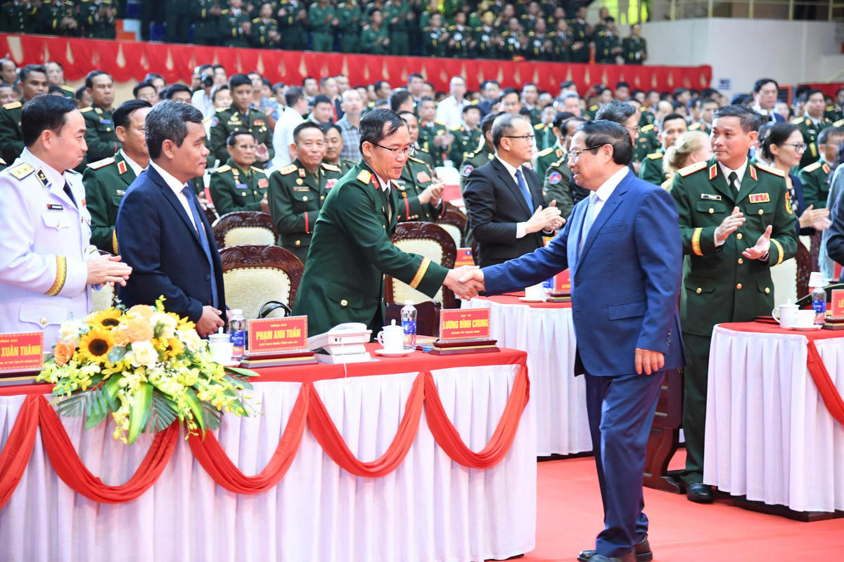 Thủ tướng Phạm Minh Chính bắt tay Đại tá Lương Đình Chung, Bí thư Đảng ủy. Chính ủy Quân khu 5. Ảnh: Lê Tây. 