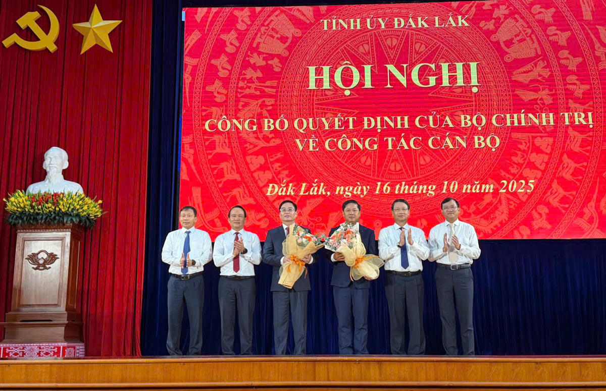 Các đại biểu tặng hoa chúc mừng đồng chí Lương Nguyễn Minh Triết và đồng chí Nguyễn Đình Trung. Ảnh: TT.