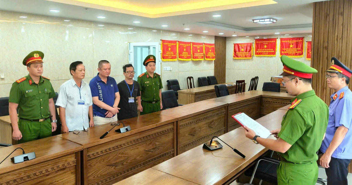 Lực lượng Công an TP Đà Nẵng đọc quyết định bắt các đối tượng. Ảnh: Công an cung cấp.