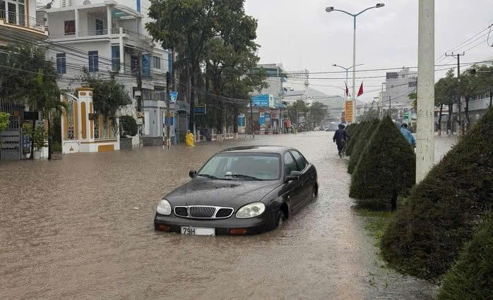 Tuyến đường 2 tháng 4, Phường Bắc Nha Trang ngập trong biển nước. (ảnh X.H)