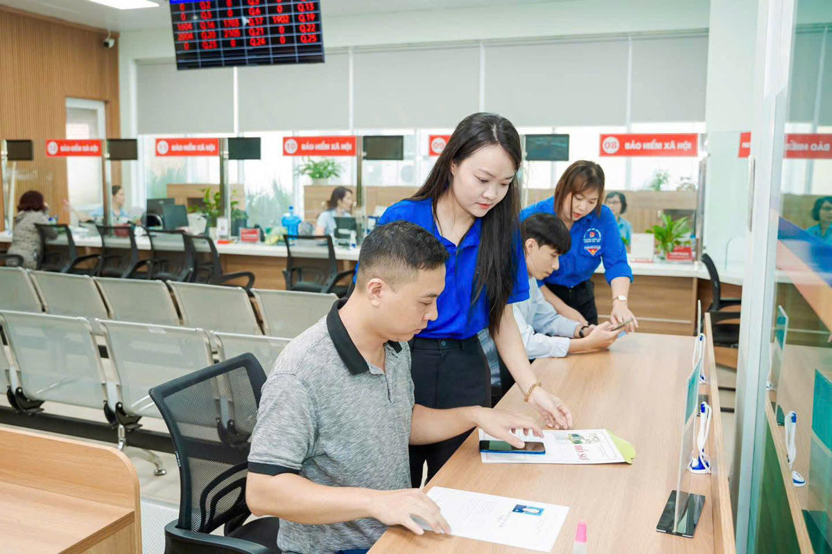 Thanh niên phường Hạ Long hỗ trợ, hướng dẫn người dân sử dụng dịch vụ công trực tuyến.