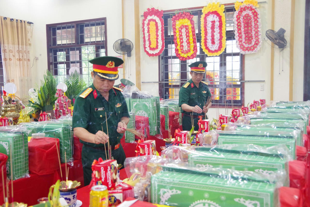 Đoàn công tác của Bộ CHQS tỉnh Quảng Trị đến dâng hương, viếng các hài cốt liệt sĩ. Ảnh: QSQT.