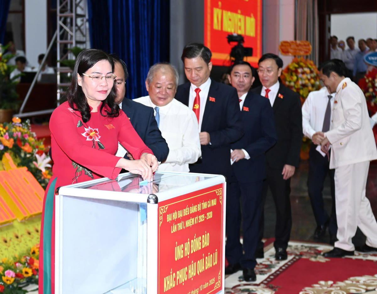 Đại biểu tham dự đại hội tham gia ủng hộ đồng bào khắc phục hậu quả bão, lũ. Ảnh: Nguyên Du