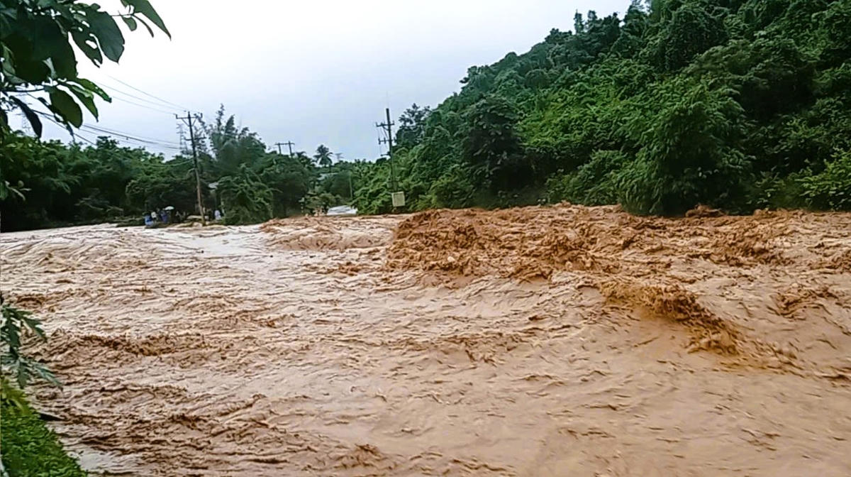 Mưa lớn gây ngập lụt, nước chảy xiết tại xã Khe Sanh. Ảnh: CTV.