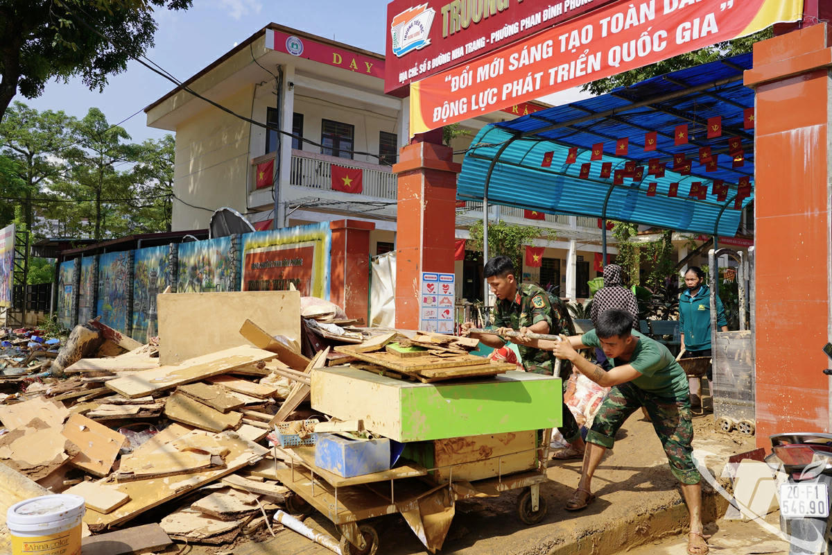 Tỉnh Thái Nguyên khẩn trương khắc phục thiệt hại do mưa lũ, sớm đưa học sinh trở lại trường. Ảnh: Quỳnh Hoa