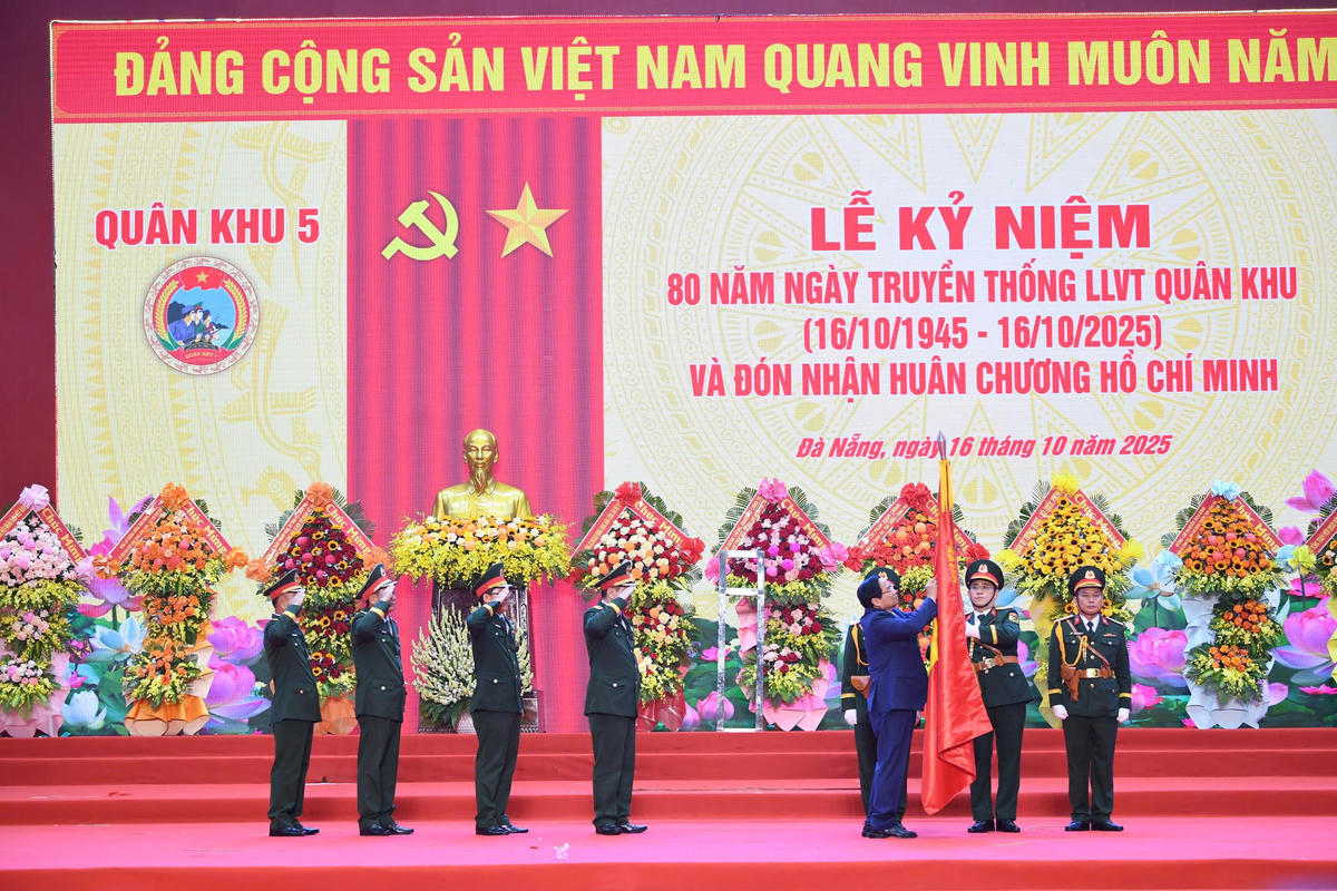 Thủ tướng Phạm Minh Chính Thay mặt lãnh đạo Đảng, Nhà nước và Chính phủ, Thủ tướng Phạm Minh Chính đã gắn Huân chương Hồ Chí Minh lên lá cờ truyền thống LLVT Quân khu 5. Ảnh: Lê Tây.