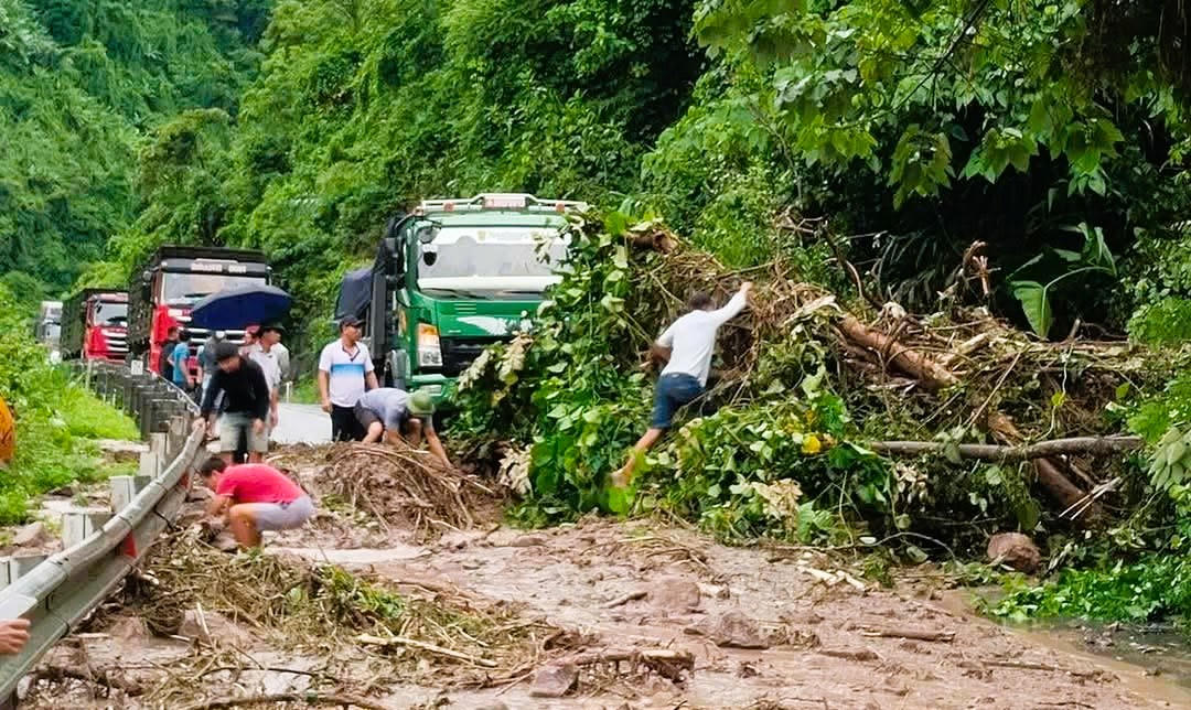 Xuất hiện sạt lở tại thôn 37, xã Tà Rụt. Ảnh: CTV.