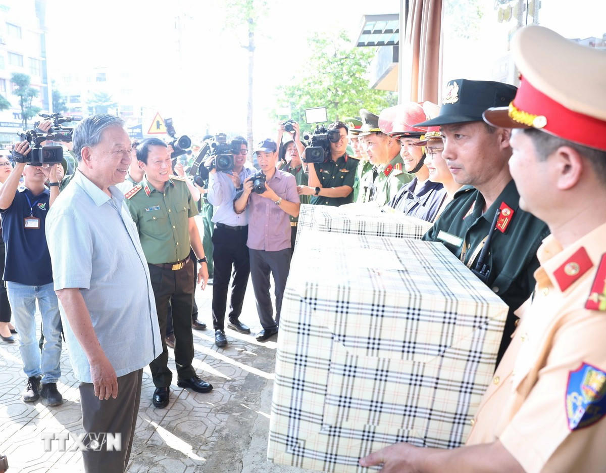 Tổng Bí thư Tô Lâm thăm hỏi, tặng quà các lực lượng tham gia phòng, chống bão lũ và giúp đỡ nhân dân khắc phục hậu quả trên địa bàn tỉnh. (Ảnh: Thống Nhất/TTXVN)