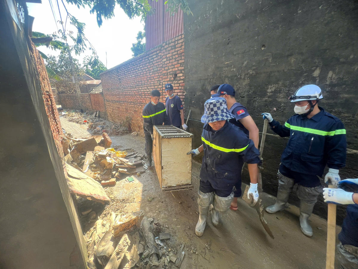 Với tinh thần trách nhiệm, CBCS vẫn nỗ lực, không quản vất vả, tích cực hỗ trợ bà con dọn dẹp, khơi thông cống rãnh, góp phần bảo đảm vệ sinh môi trường, phòng chống dịch bệnh, giúp người dân sớm ổn định cuộc sống.