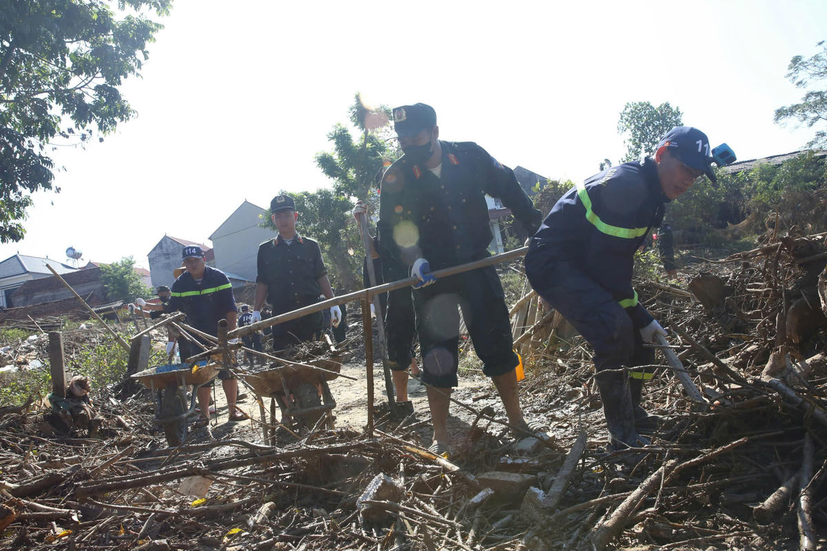 Công tác dọn dẹp gặp không ít khó khăn do khối lượng bùn rất dày, lầy lội; lượng rác thải, cành cây, đồ vật trôi dạt đọng lại trên diện rộng. Trời nắng to khiến công tác dọn dẹp gặp không ít khó khăn.