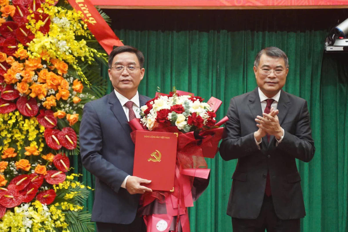 Ông Lê Minh Hưng, Ủy viên Bộ Chính trị, Bí thư Trung ương Đảng, Trưởng Ban Tổ chức Trung ương trao quyết cho ông Nguyễn Đình Trung. Ảnh: N.M.