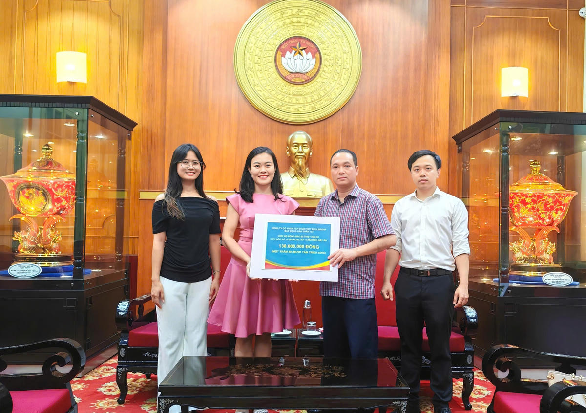 Ủy ban Trung ương MTTQ Việt Nam tiếp nhận ủng hộ từ các tổ chức, cá nhân. Ảnh: Văn Hoa