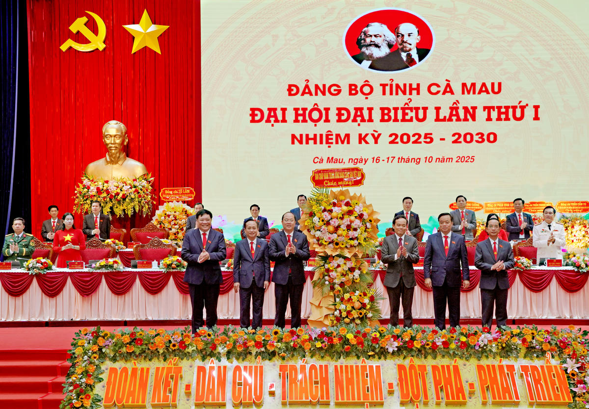 Bí thư Trung ương Đảng, Bí Thư Thành ủy TP Hồ Chí Minh Trần Lưu Quang tặng hoa chúc mừng&nbsp;Đại hội đại biểu Đảng bộ tỉnh Cà Mau lần thứ I, nhiệm kỳ 2025-2030. Ảnh BTC.