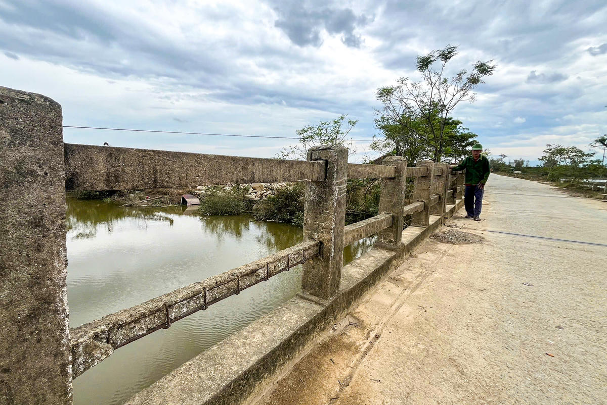 Cầu dài gần 60m, rộng chưa đầy 5m, với kết cấu bê tông cốt thép, được thiết kế cho tải trọng nhẹ. Ảnh: Cẩm Kỳ