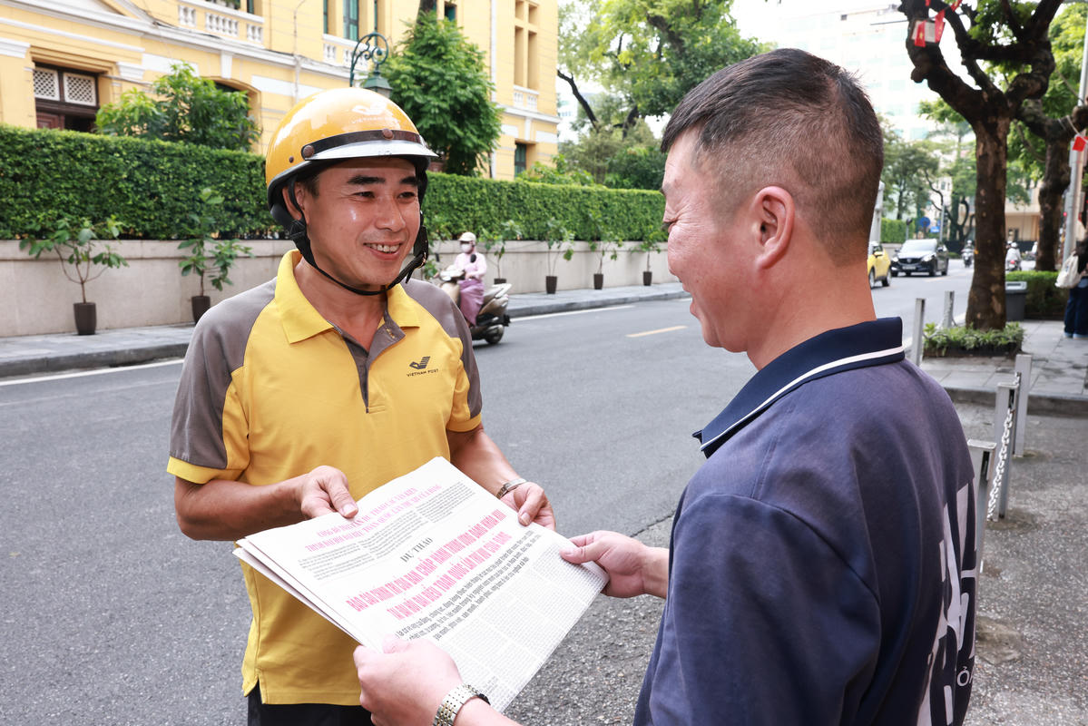 Bưu tá Bưu điện giao tận tay phụ trương tới độc giả, góp phần chuyển tải kịp thời thông tin đến người dân cả nước.